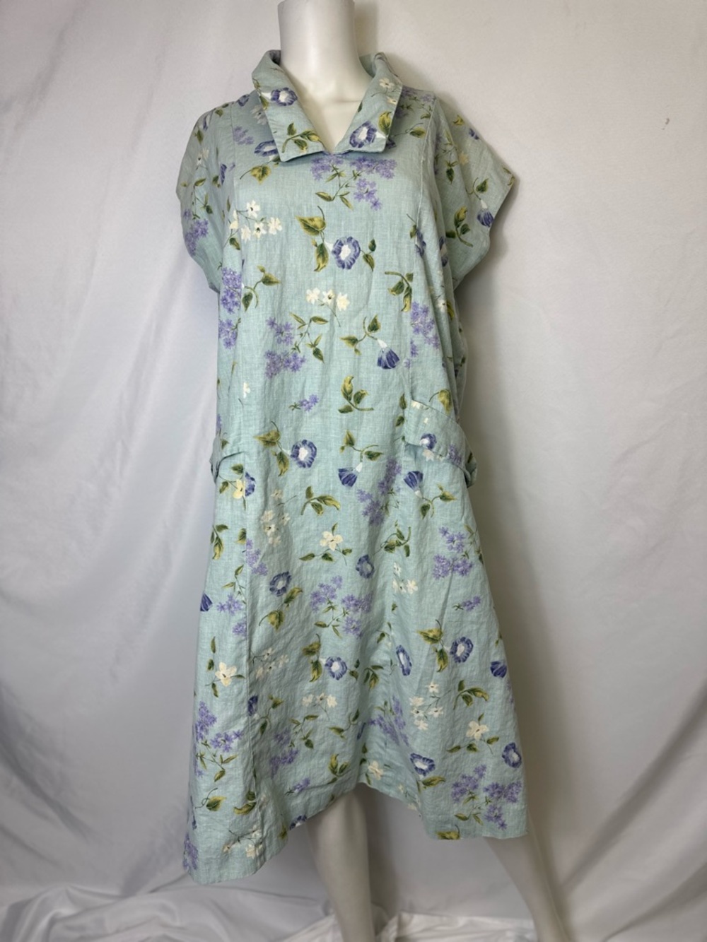 VINTAGE UNBRANDED LARGE  FLORAL SLEEVELESS FLORAL DRESS